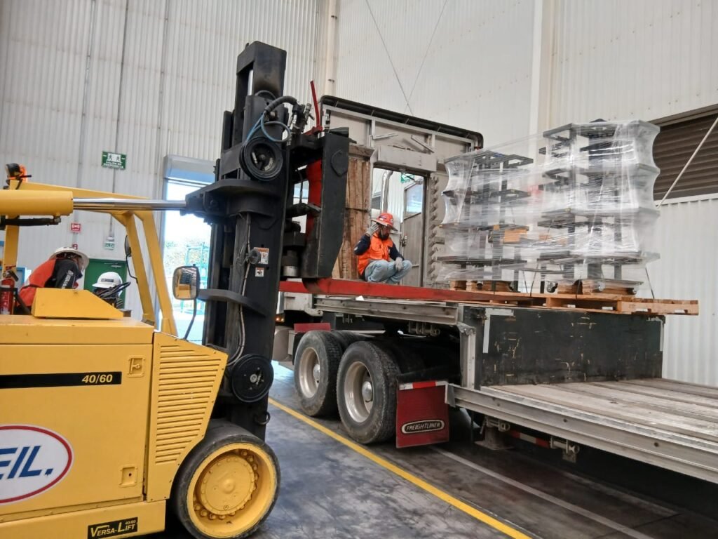 Instalación de maquinaria industrial y nivelación milimétrica por personal certificado.