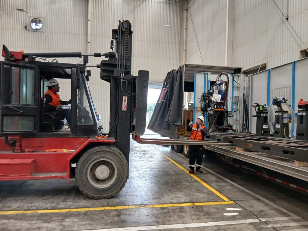 Instalación de maquinaria industrial y ensamble modular en Silao.