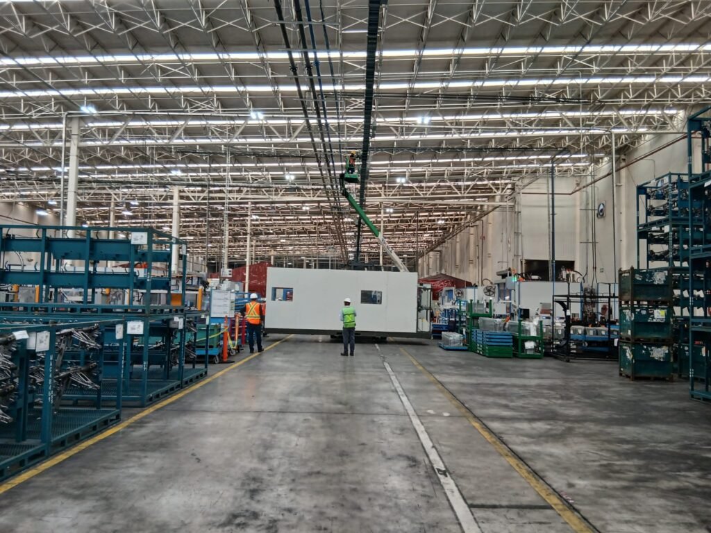 Instalación de maquinaria industrial y ensamble modular en Silao.