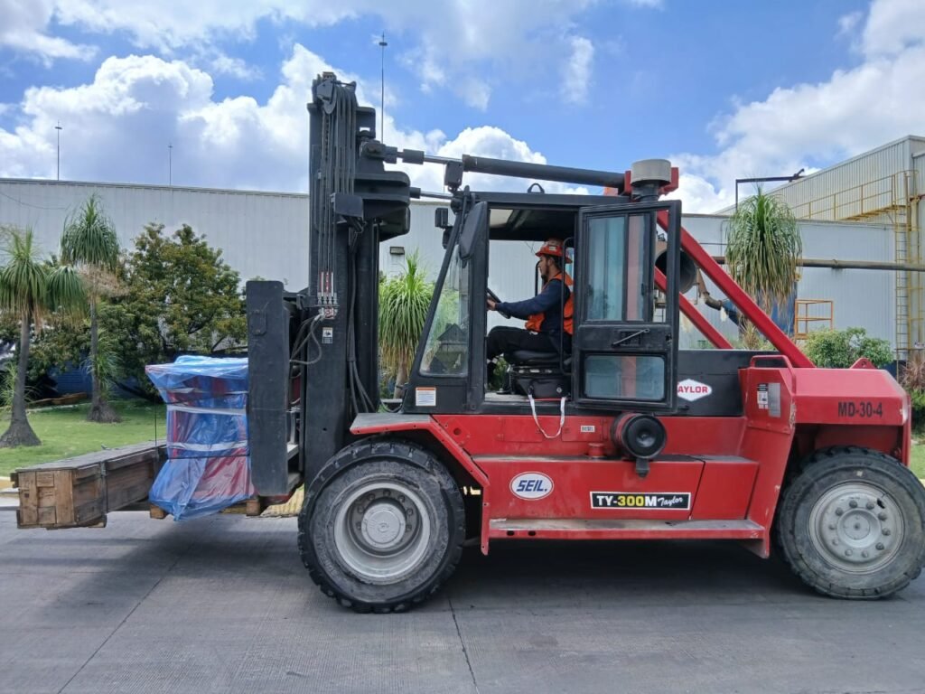 Desplazamiento y maniobras de rigging en la zona industrial del Bajío.