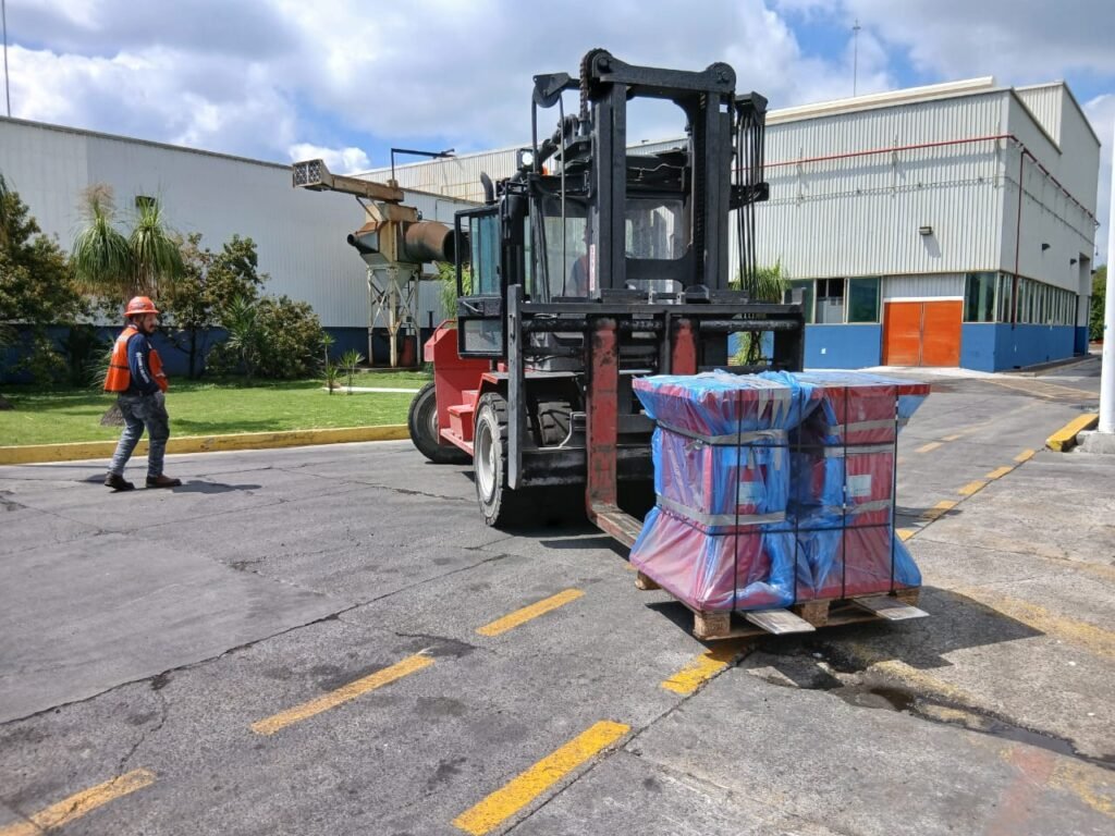 Desplazamiento y maniobras de rigging en la zona industrial del Bajío.