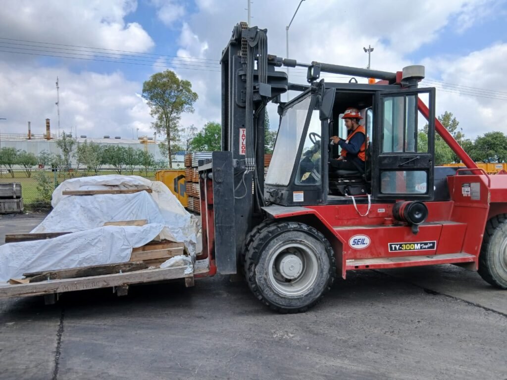 Servicio de rigging industrial en Saltillo para movimiento de maquinaria pesada.